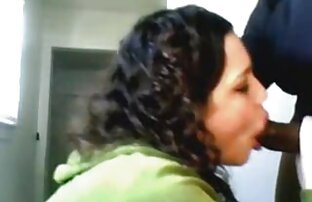 XXX Remaja tante hot porn berambut keriting biarkan ayah pacarnya menempelkan vaginanya di sofa.